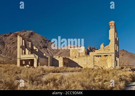 Rovine Cook Bank Building nella città fantasma di Rhyolite vicino a Beatty e Death Valley, nel deserto di Amargosa, Nevada, Stati Uniti Foto Stock