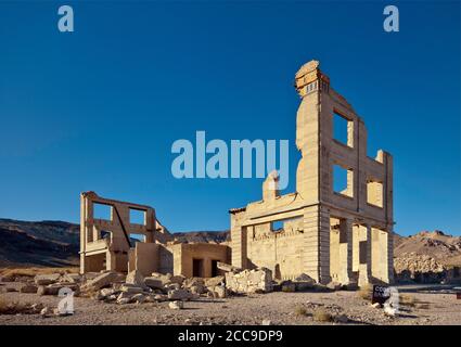 Rovine Cook Bank Building nella città fantasma di Rhyolite vicino a Beatty e Death Valley, nel deserto di Amargosa, Nevada, Stati Uniti Foto Stock