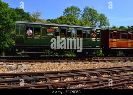 Una carrozza del XIX secolo sulla ferrovia a vapore dell'Isola di Wight. Foto Stock