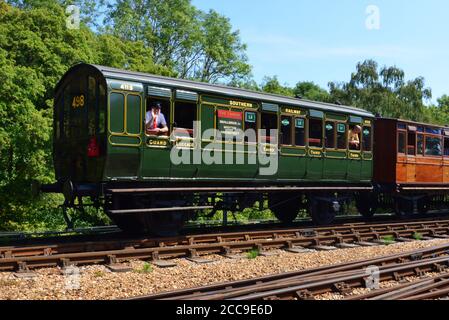 Una carrozza del XIX secolo sulla ferrovia a vapore dell'Isola di Wight. Foto Stock