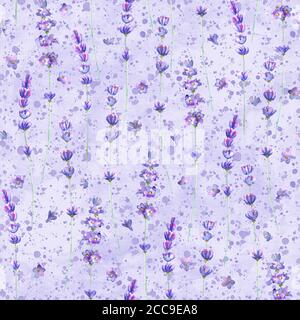 Fiori di lavanda e spruzzi acquerello motivo senza cuciture su viola pennellate sfondo. Acquerello disegno mano texture botanica illustrazione. P. Foto Stock