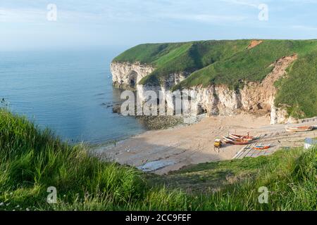 Vista soleggiata delle scogliere di gesso e della spiaggia a North Landing, Flamborough Head, East Yorkshire Foto Stock