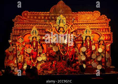 Primo piano vista di un'elaborata statua della Dea Durga Durante la festa di Durga Puja in India Foto Stock