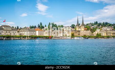 Lucerna Svizzera , 28 giugno 2020 : il paesaggio urbano dello skyline di Lucerna preso dal lago con la barca turistica Wilhelm Tell e la chiesa di San Leodegar in L. Foto Stock