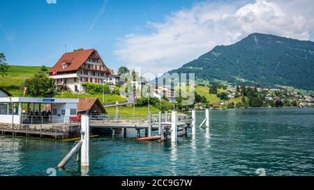 Weggis Svizzera , 28 giugno 2020 : fermata del molo di Hertenstein per imbarcazioni turistiche sul lago di Lucerna in Svizzera Foto Stock