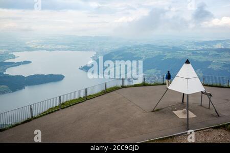 Vista sulla vetta del Monte Rigi con indicazione del punto più alto Della montagna e lago di Zug e aereo della città Vista sulle Alpi svizzere Svizzera Foto Stock