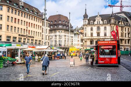 Basilea Svizzera , 29 giugno 2020 : le persone che acquistano presso il mercato agricolo di Marktplatz o piazza del mercato nel centro storico di Basilea Svizzera Foto Stock