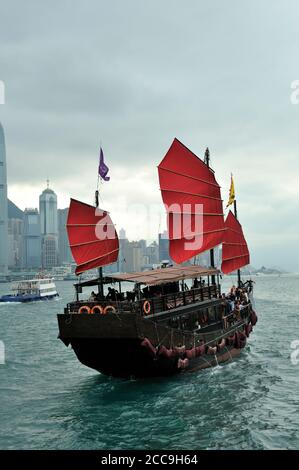 Barca turistica di stile tradizionale, conosciuta come una giunca, sul porto di Hong Kong. Hong Kong, Cina Foto Stock