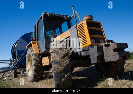 Trattore Renault utilizzato per il movimento dell'impianto di irrigazione Foto Stock