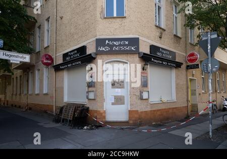 Berlino, Germania. 19 agosto 2020. Vista dopo un incendio sul pub chiuso del quartiere 'Morgen wird besser' a Berlino-Lichtenberg. La polizia sta indagando su un figlio e sta verificando un motivo politico. Credit: Paul Zinken/dpa-Zentralbild/ZB/dpa/Alamy Live News Foto Stock