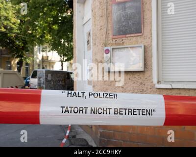 Berlino, Germania. 19 agosto 2020. Un nastro barriera con l'iscrizione 'Stop, polizia! Don't entre Crime scene" si trova di fronte al pub chiuso "Morgen wird besser" di Berlino-Lichtenberg. La polizia sta indagando su un incendio per arson e sta esaminando un motivo politico. Credit: Paul Zinken/dpa-Zentralbild/ZB/dpa/Alamy Live News Foto Stock