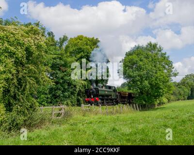 GWR Pannier Tank 6412 con un treno zavorratore corto attivo La ferrovia di Chinnor & Princess Risborough Foto Stock