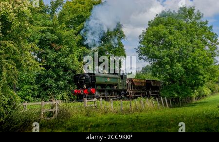 GWR Pannier Tank 6412 con un treno zavorratore corto attivo La ferrovia di Chinnor & Princess Risborough Foto Stock