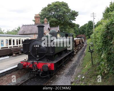 GWR Pannier Tank 6412 con un treno zavorratore corto attivo La ferrovia di Chinnor & Princess Risborough Foto Stock