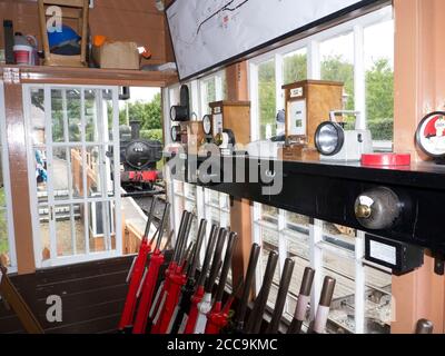 Interno della scatola di segnalazione sul Chinnor & Princess Risborough Ferrovia che mostra le leve e gli altri strumenti utilizzati dal segnale man Foto Stock