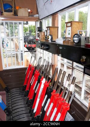 Interno della scatola di segnalazione sul Chinnor & Princess Risborough Ferrovia che mostra le leve e gli altri strumenti utilizzati dal segnale man Foto Stock