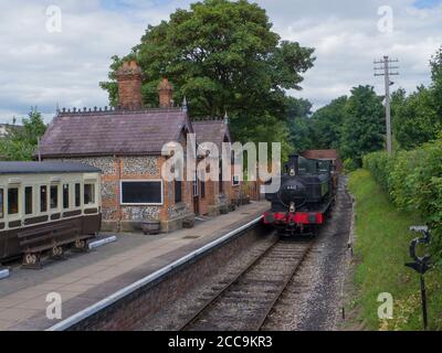 GWR Pannier Tank 6412 con un treno zavorratore corto attivo La ferrovia di Chinnor & Princess Risborough Foto Stock