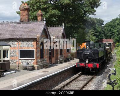 GWR Pannier Tank 6412 con un treno zavorratore corto attivo La ferrovia di Chinnor & Princess Risborough Foto Stock