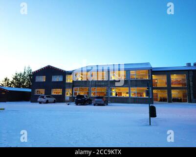 Edificio scolastico in inverno in Islanda Foto Stock