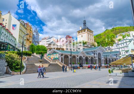 Karlovy Vary, Repubblica Ceca, 10 maggio 2019: Il mercato Colonnato Trzni kolonada colonnato in legno con sorgenti termali e la gente sono a piedi nella città Carlsbad centro storico della città, Boemia occidentale Foto Stock