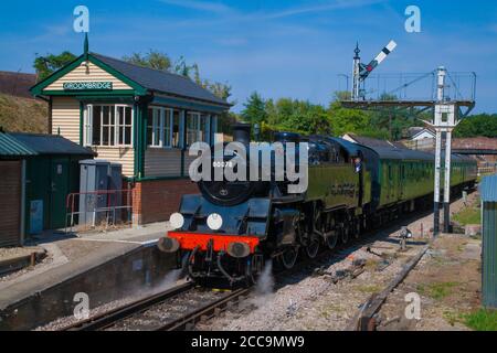 Classe 4MT Standard Tank 80078 attende alla stazione Groombridge ON La Ferrovia della Valle delle Terme, Kent Foto Stock