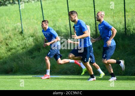 Philip Heise (KSC), Lukas Froede (KSC), Philipp Hofmann (KSC), (da sinistra) riscaldamento. Allenamento mattutino. GES/Calcio/2. Bundesliga: Karlsruher SC - campo di allenamento, 08/20/2020 Calcio: 2. Bundesliga: Campo di addestramento KSC, Bad Leonfelden, Austria, 20 agosto 2020 | utilizzo in tutto il mondo Foto Stock