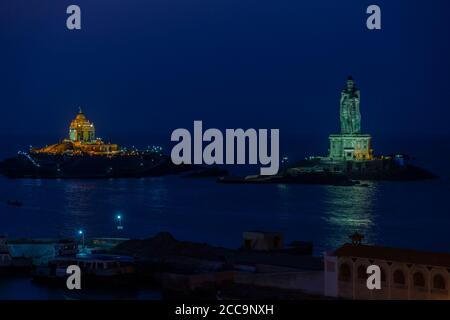 Foto notturna della roccia di vivekananda e della statua di Thiruvalluvar Foto Stock