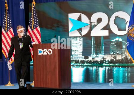 19 agosto 2020; Milwaukee, WI, USA; UN operaio di produzione pulisce il podio dopo Wisconsin Gov. Tony Evers ha parlato durante la Convention Nazionale Democratica al Wisconsin Center. Credito obbligatorio: Mark Hoffman/Milwaukee Journal Sentinel via USA TODAY NETWORK via CNP /MediaPunch Foto Stock