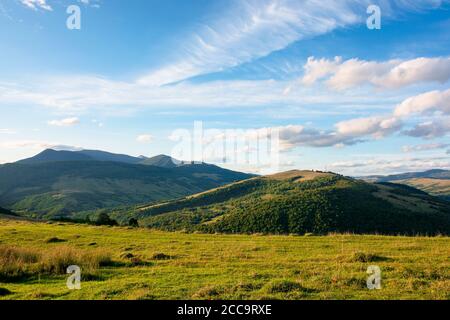 bella campagna carpatica. pomeriggio soleggiato. splendido paesaggio autunnale in montagna. paesaggio rurale con campi agricoli su colline ondulate. w Foto Stock