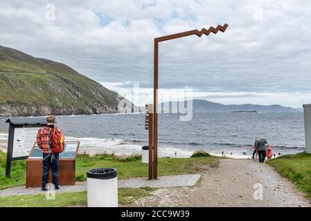 Achill, Irlanda - 30 luglio 2020: Punto di osservazione della Wild Atlantic Way a Keem Bay sulla Achill Island County Mayo in Irlanda Foto Stock