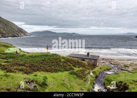 Achill, Irlanda - 30 luglio 2020: Persone selvatiche campeggio a Keem Bay sulla contea di Achill Island Mayo in Irlanda Foto Stock