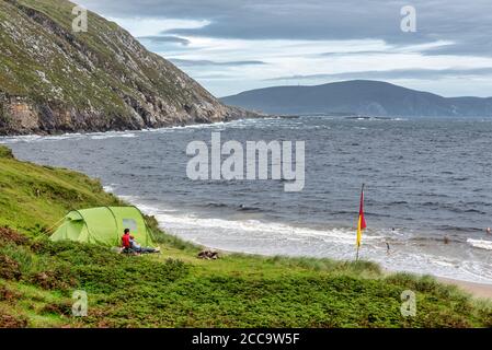 Achill, Irlanda - 30 luglio 2020: Persone selvatiche campeggio a Keem Bay sulla contea di Achill Island Mayo in Irlanda Foto Stock