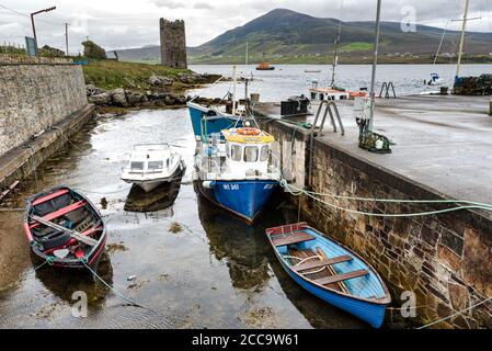 Achill, Irlanda - 30 luglio 2020: Il piccolo molo di Cloughmore che domina il castello di Kildavnet sulla contea di Achill Island Mayo in Irlanda Foto Stock