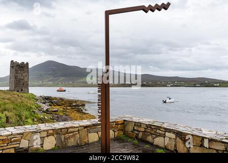 Achill, Ireland- 30 lug 2020: Un punto di vista Cheibh Bheag Wild Atlantic Way vicino al Castello di Kildavnet sulla contea di Achill Island Mayo in Irlanda Foto Stock