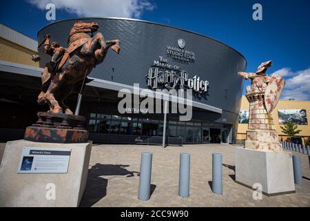 Una vista esterna della realizzazione di Harry Potter al Warner Bros Studio Tour di Londra, a Watford, dopo la sua riapertura da blocco. Foto Stock