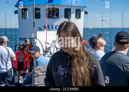 Malmo, Svezia - 6 agosto 2020: Persone in un viaggio di pesca in cerca di Codfish e sgombro. Oceano blu e cielo sullo sfondo Foto Stock