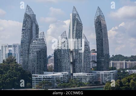 L'architettura di lusso dei riflessi a Keppel Bay offre una splendida vita sul mare per le persone che possono permettersi un condominio così costoso. Foto Stock