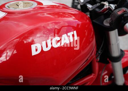 Bordeaux , Aquitaine / France - 08 16 2020 : Ducati dettaglio moto segno e logo su rosso moto autocisterna Foto Stock