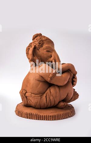 Casa fatto eco-friendly ganesha o ganpati idolo per ganesh Chaturthi o festival Foto Stock