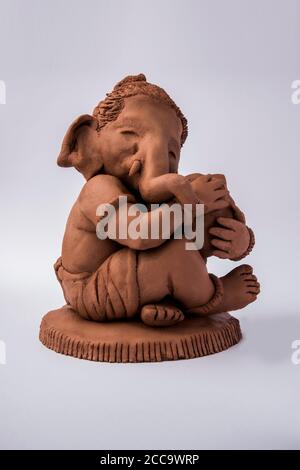 Casa fatto eco-friendly ganesha o ganpati idolo per ganesh Chaturthi o festival Foto Stock