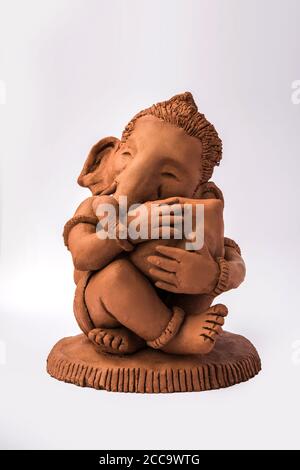 Casa fatto eco-friendly ganesha o ganpati idolo per ganesh Chaturthi o festival Foto Stock