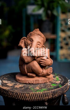 Casa fatto eco-friendly ganesha o ganpati idolo per ganesh Chaturthi o festival Foto Stock