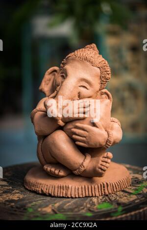 Casa fatto eco-friendly ganesha o ganpati idolo per ganesh Chaturthi o festival Foto Stock