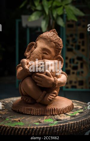 Casa fatto eco-friendly ganesha o ganpati idolo per ganesh Chaturthi o festival Foto Stock