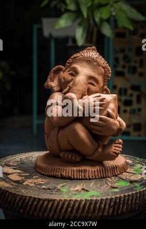 Casa fatto eco-friendly ganesha o ganpati idolo per ganesh Chaturthi o festival Foto Stock