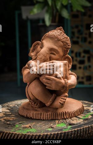 Casa fatto eco-friendly ganesha o ganpati idolo per ganesh Chaturthi o festival Foto Stock