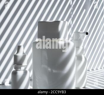 Still life con tre fiale bianche vuote alla luce solare Foto Stock