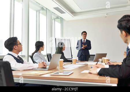 il dirigente aziendale asiatico ha tenuto un discorso durante la riunione di gruppo in ufficio Foto Stock