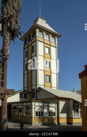 L'antica architettura coloniale tedesca della Woerman Tower e. Casa a Swakopmund Foto Stock