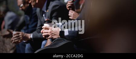 Modello di banner di pubblico d'affari seduto con caffè durante la pausa nella sala conferenze, evento e seminario concetto Foto Stock